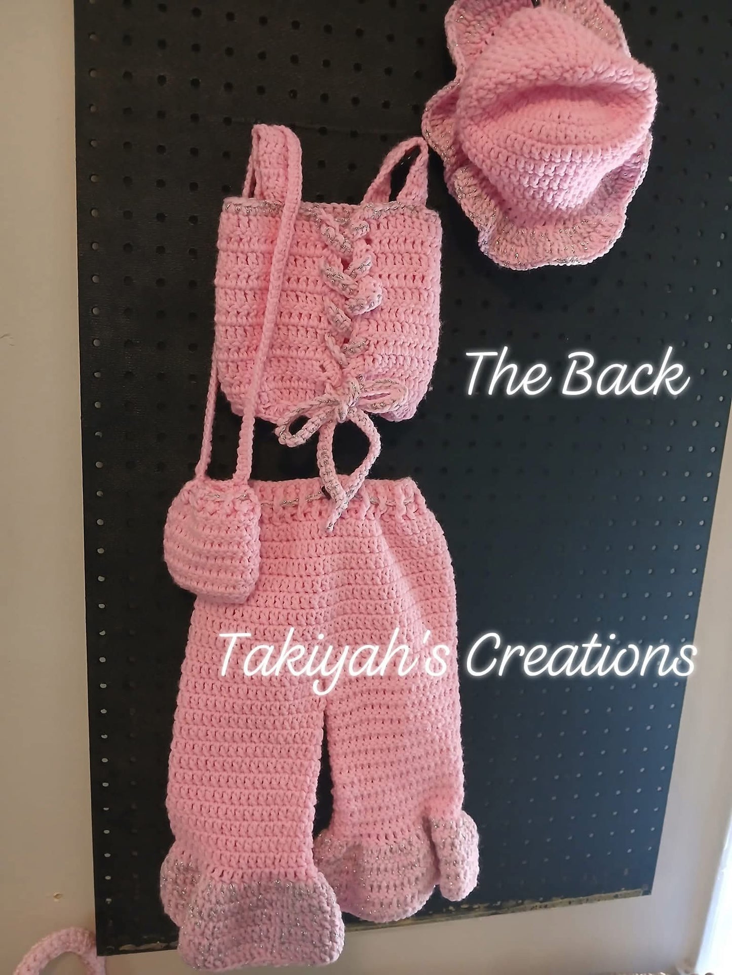 🌸✨ Introducing the Sugar & Sparkle Baby Set! ✨🌸
Size: 0–3 Months | Handmade by Takiyah’s Creations 💕